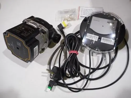 Remeha Solarpumpe mit Motor und einem Steuergerät, verbunden durch Kabel. Enthält Montageschrauben und Elektroanschluss.